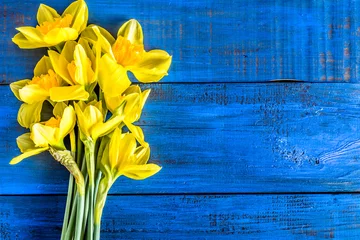 Abwaschbare Fototapete Narzisse Beautiful daffodils flowers bouquet selected on wooden table