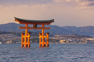 Fototapeta premium Brama Miyajima torii, niedaleko Hiroszimy, Japonia