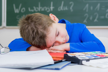 übermüdeter schüler im unterricht