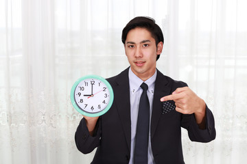 時計を持つ笑顔のビジネスマン