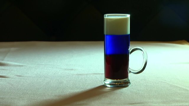 Ставит на стол коктейль