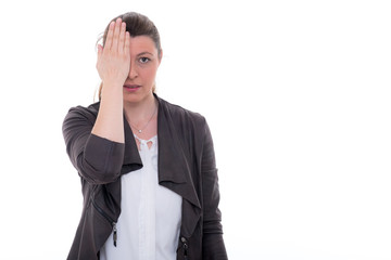 frau hält sich mit hand ein auge zu