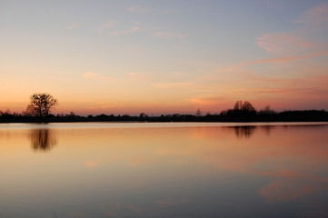 Fototapeta na wymiar Chmury nad jeziorem