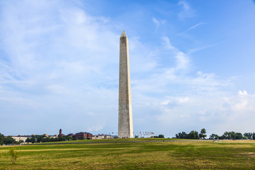 Fototapeta na wymiar washington monument in Washington under blue sky