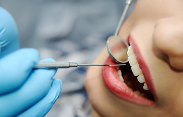 Obrazy na Szkle  zęby zbliżenie piękna dziewczyna. dziewczyna u dentysty
