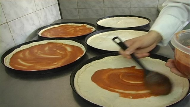 Повар готовит пиццу