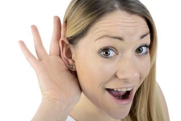 Frau macht große Ohren, lauscht und hört genau hin