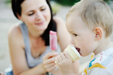 baby and mom eating ice cream