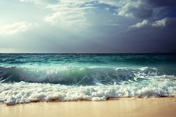 Obraz na płótnie Canvas waves at Seychelles beach