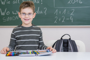 glückliches kind in der schule