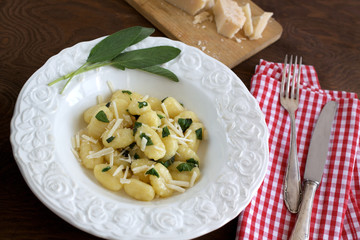 Gnocchi in Salbeibutter mit Parmesan