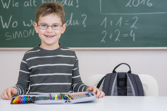 gl&uuml;ckliches kind in der schule