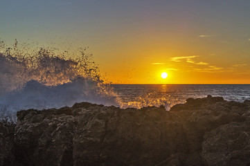 Tramonto con onde a Castiglioncello.