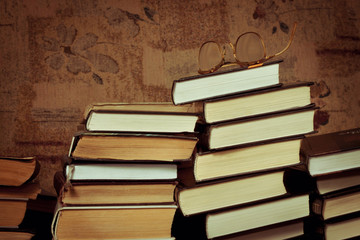Стопка книг и очки