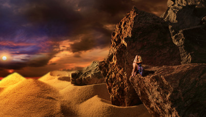 Dziewczyna na skale, pustynia skalista, zachód słońca. - obrazy, fototapety, plakaty