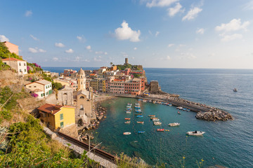 Obraz na płótnie Canvas Scenic view of ocean and harbor in colorful village Vernazza, Ci