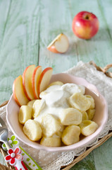 Lazy dumplings of cottage cheese with sour cream and apples