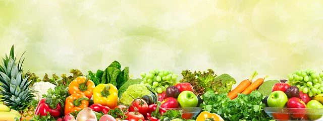 Tableaux sur verre Légumes Légumes et fruits sur fond vert.