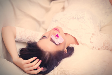 Naklejka premium portrait of a young woman with flower