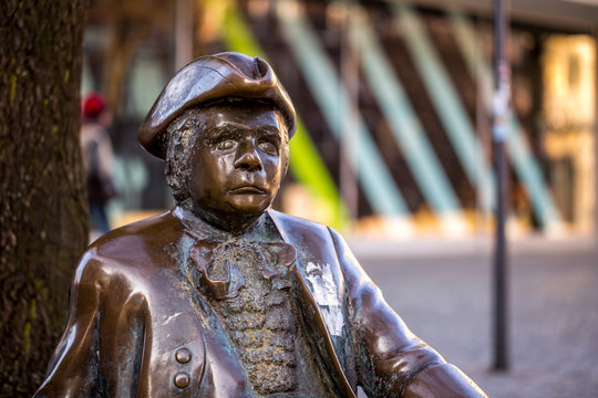 Skulptur eines ehemaligen Kieler B&uuml;rgermeisters am Asmus-Bremer-Platz in Kiel