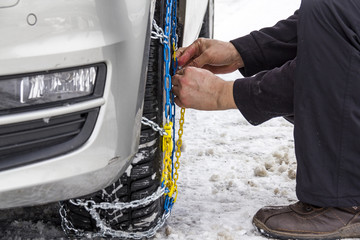 Schneeketten am Rad befestigen