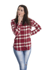 Frau im karierten Hemd denkt nach 