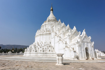 Fototapeta na wymiar Hsinbyume Pagoda