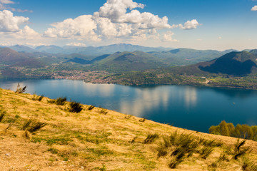 Blick über den Lago Maggiore und südliche Alpen, Oberitalien