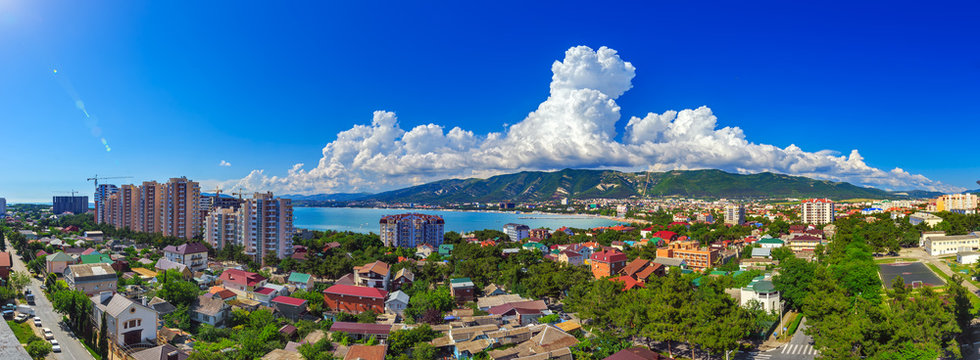 Панорамные виды города-курорта Геленджик в разные времена суток и в разные сезоны года. © Kirill Bond