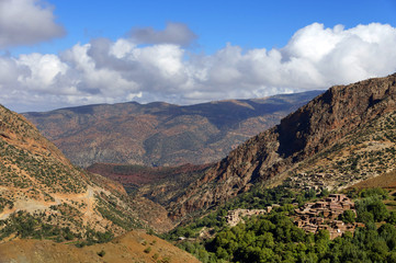 Fototapeta na wymiar Gravel road in Middle Atlas Mountains, Morocco, Africa