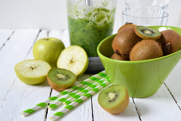 Smoothies of kiwi, green apple and spinach, cooking process