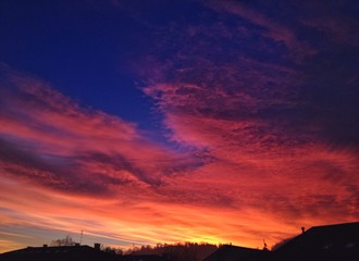 Fototapeta premium colori intensi all'alba di un nuovo giorno