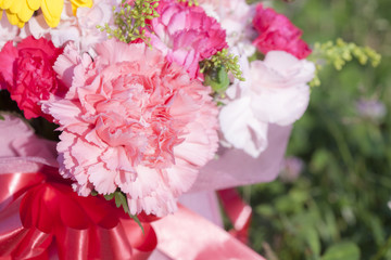 Fototapeta premium カーネーションの花束 屋外
