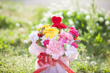 カーネーションの花束　屋外