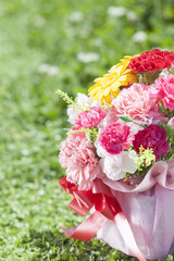 カーネーションの花束　屋外