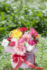 カーネーションの花束　屋外