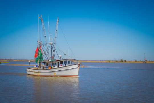 Fototapeta Fishing boat sets out on gulf  