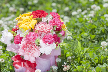 カーネーションの花束　屋外