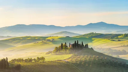 Draagtas Prachtig mistig landschap in Toscane, Italië © sborisov