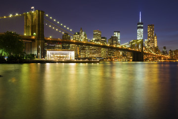 Obraz na płótnie Canvas Brooklyn Bridge at dusk viewed from the Brooklyn Bridge Park in New York City.