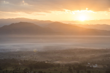 Fototapeta premium krajobraz wschodu słońca nad górami w godzinach porannych
