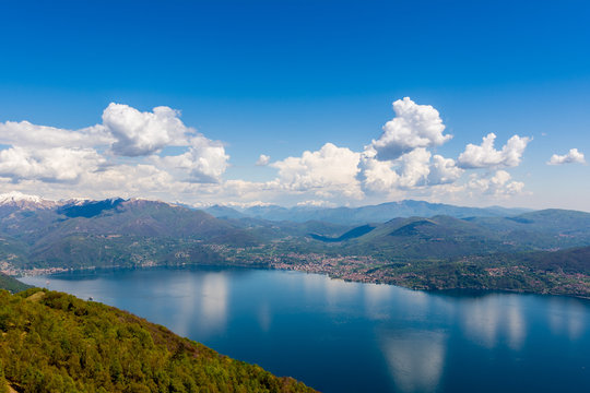 Blick über den Lago Maggiore und südliche Alpen, Oberitalien © kentauros