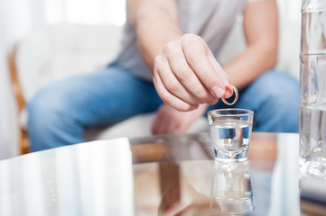 divorce / Flooded a wedding ring in a glass of vodka / Vodka reason for the disintegration of many marriages