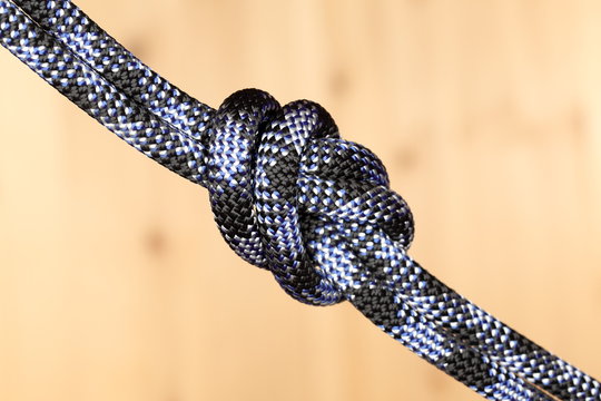 Einfachknoten mit Holzhintergrund
