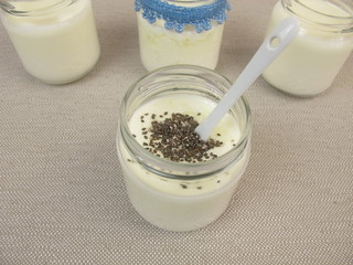 Joghurt aus dem Joghurtmaschine mit Chia Samen