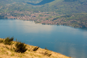 Fototapeta premium Blick über den Lago Maggiore und südliche Alpen, Oberitalien