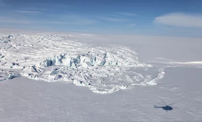 Papier Peint photo Lavable Cercle polaire Vue aérienne de l& 39 iceberg dans l& 39 océan Arctique gelé et l& 39 ombre de l& 39 hélicoptère