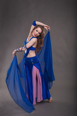 Obraz na płótnie Canvas Девушка, танцующая в синем