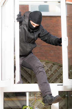 einbrecher hat leichtes spiel am fenster