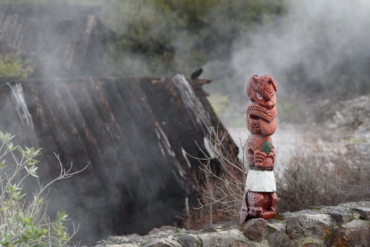 Zerstörtes abgebranntes Maori Dorf